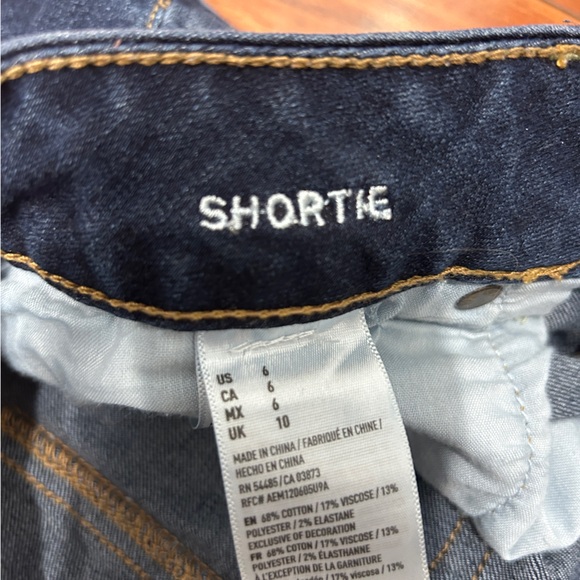 American Eagle Stretchy Cotton/Viscose Blue Jean Cuffed Shorts - Women's Size 6 - Picture 3 of 3